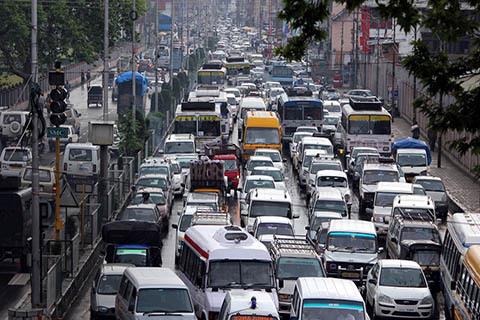 Growing traffic jams on Srinagar roads create chaos in city